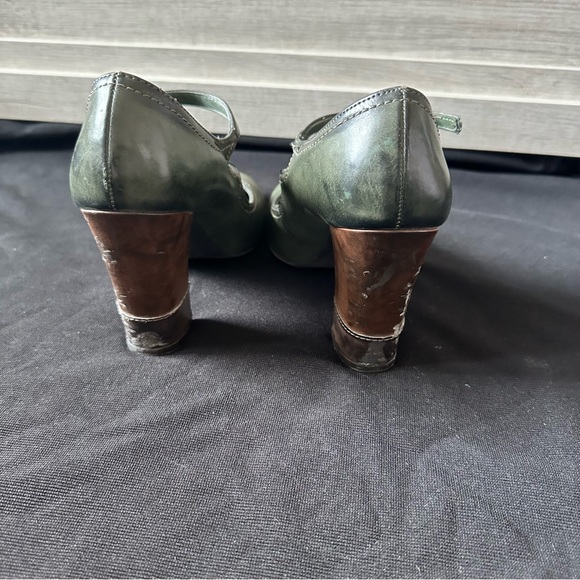 Women's Closed Toe Heels - Picture 6 of 6